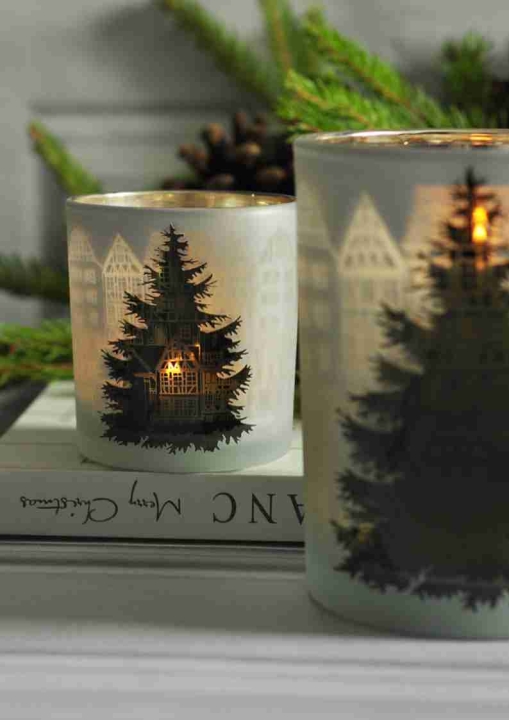 Elegancki lampion ze szkła z choinką i złotymi domkami w środku