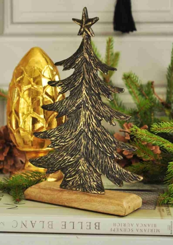 Metalowa choinka świąteczna z gwiazdką na drewnianej podstawie