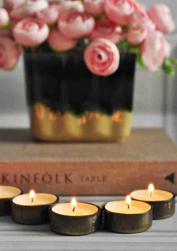 Świecznik na 7 świeczek tealight, który można dowolnie formować – metalowy design od Kokonhome.