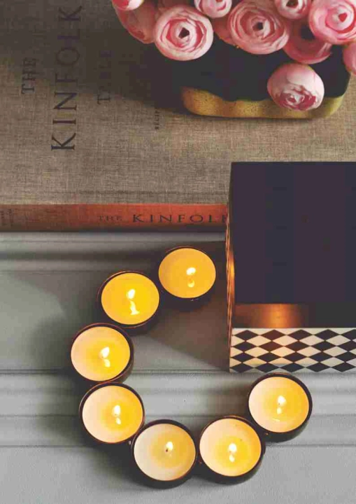 Składany świecznik na tealight ułożony w koło na stole
