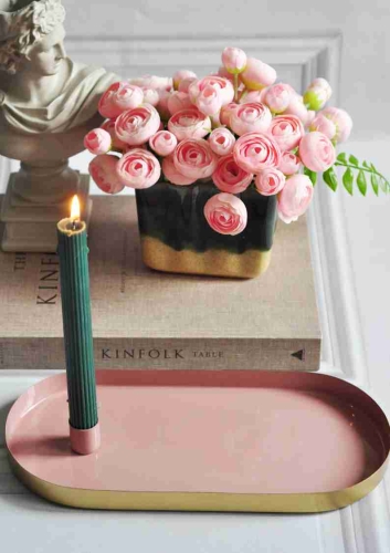 Różowo-złota tacka na biżuterię ze świecznikiem