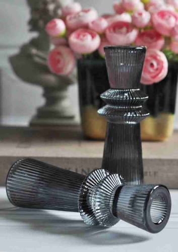 Szklany świecznik w stylu skandynawskim – detal dekoracyjny