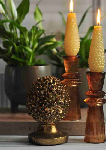 Złota dekoracja szyszka na stojaku vintage