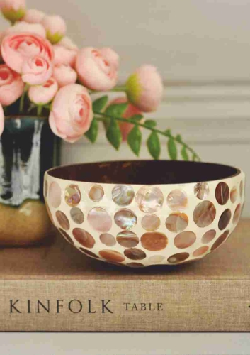 Miska z łupiny kokosa zdobiona masą perłową w stylu modern boho