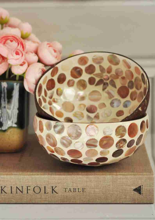 Naturalna miseczka na biżuterię ze skorupki kokosa z perłowym wnętrzem