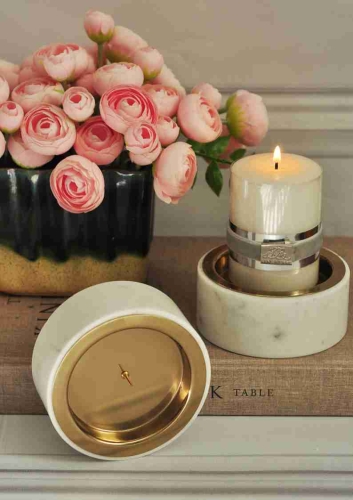 Świecznik marmurowy MARBLE na grubą świecę w aranżacji z kwiatami i książkami