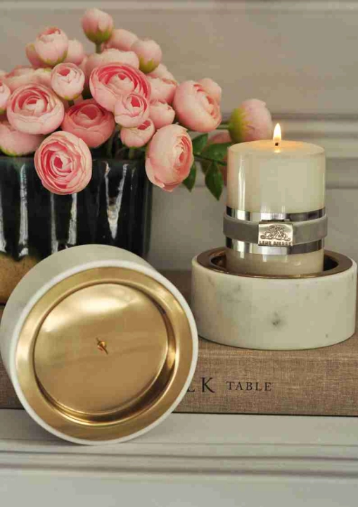 Okrągły świecznik marmurowy Marble na grubą świecę z metalowym środkiem. Średnica 10 cm. Kup w Kokon Home - cena 47 zł