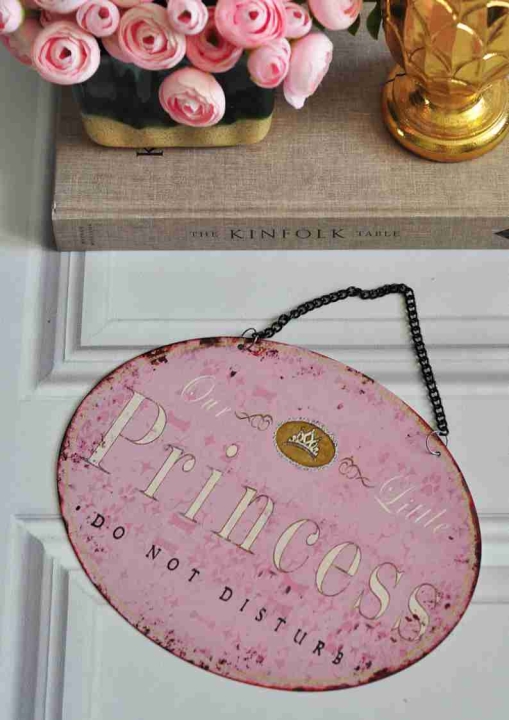 Różowy szyld metalowy na łańcuszku do pokoju dziewczynki