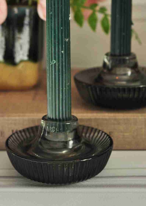 Szklany okrągły świecznik z przydymionego szkła