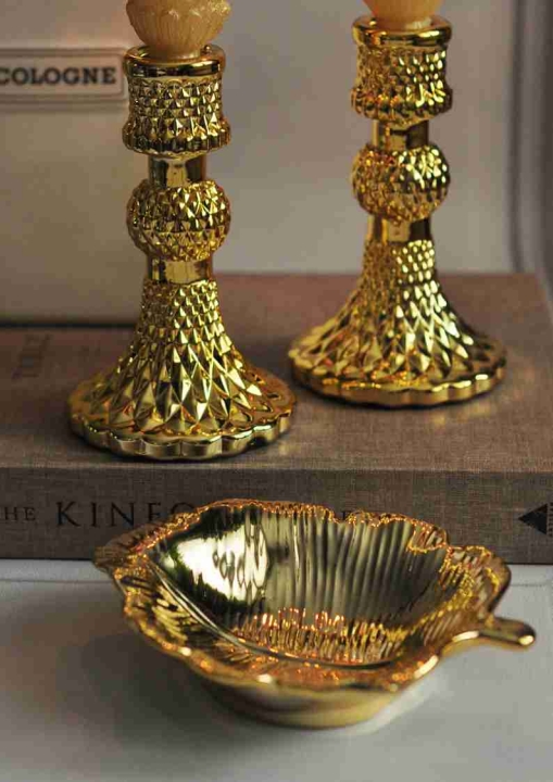 Złota miseczka w kształcie liścia