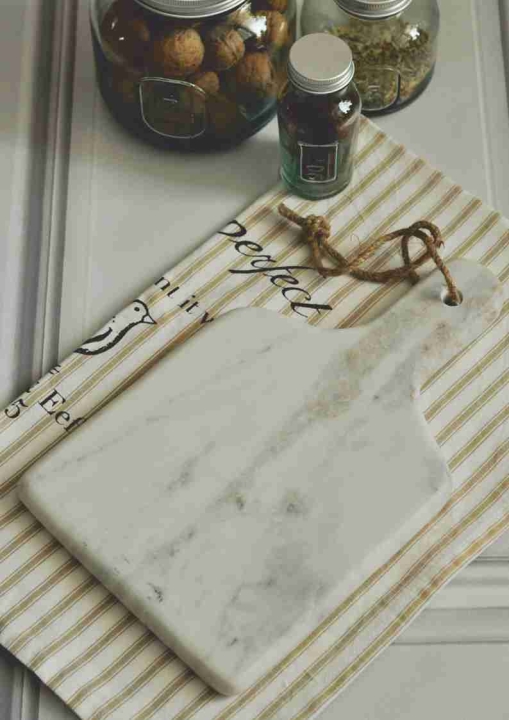 Deska kuchenna z naturalnego kamienia w kolorze białym