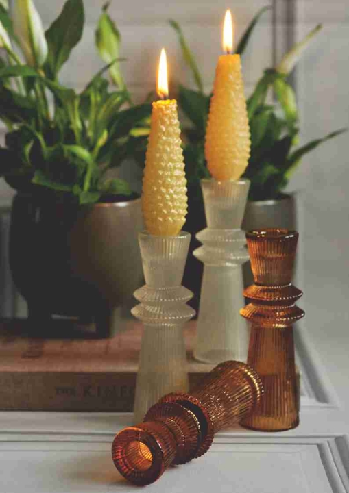 Świecznik z barwionego szkła jako dekoracja wnętrza