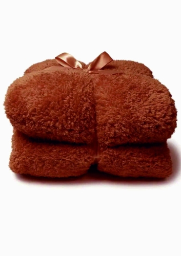 Puszysty koc w kolorze terakoty o strukturze misia Teddy Terra