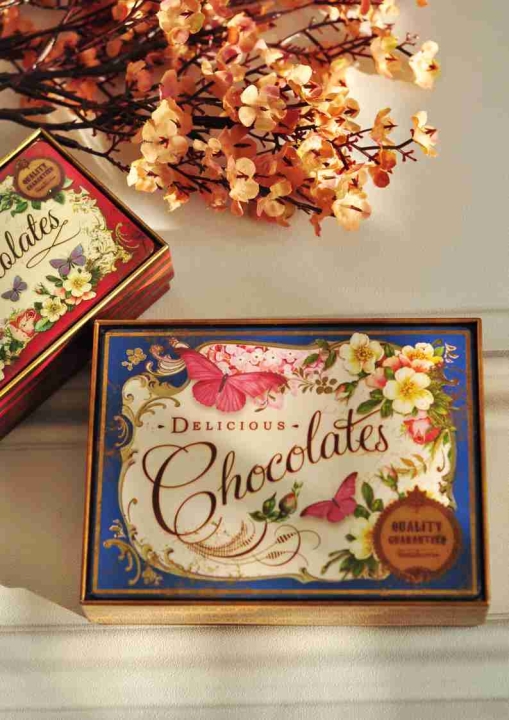 Ozdobna puszka w retro stylu