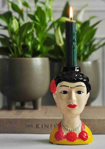 Świecznik ceramiczny Frida Kahlo na komodzie w slonie