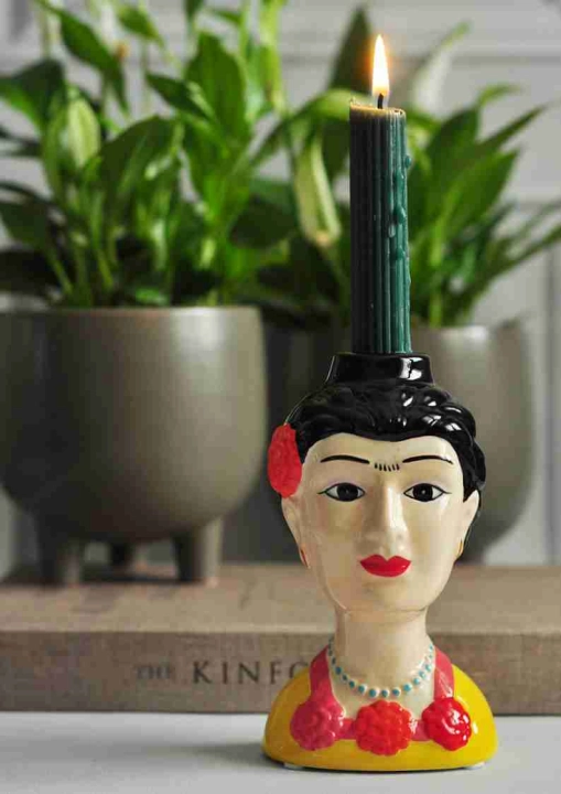 Świecznik ceramiczny Frida Kahlo na komodzie w slonie