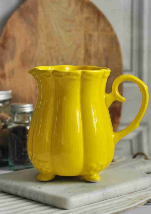 Ceramiczny dzbanek w kolorze żółtym