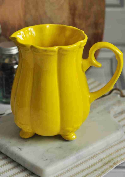 Ceramiczny dzbanek retro w kolorze żółtym