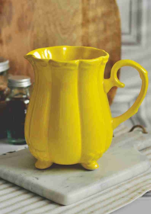 Żółty dzbanek w stylu vintage