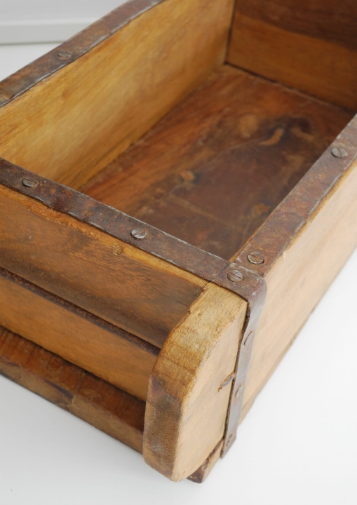 Drewniany pojemnik z recyclingu