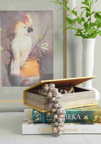 pudełko książka na półce w aranżacji wnętrza