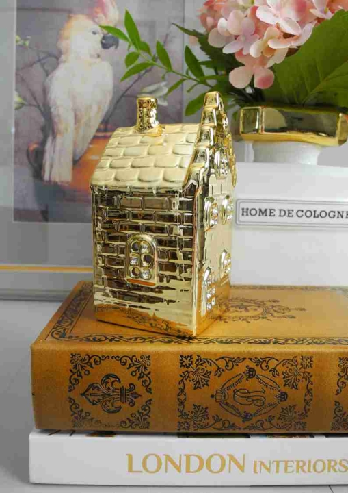 Złoty lampion w kształcie kamieniczki