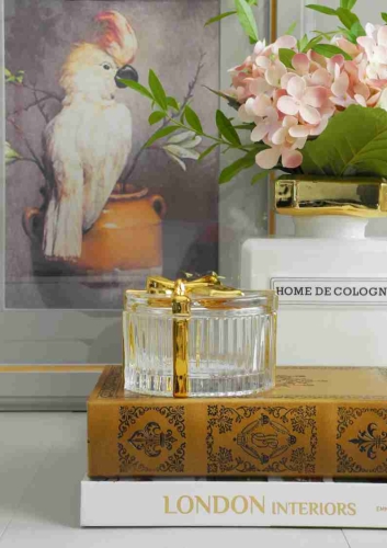 Szklany pojemnik ze złotą wstążką