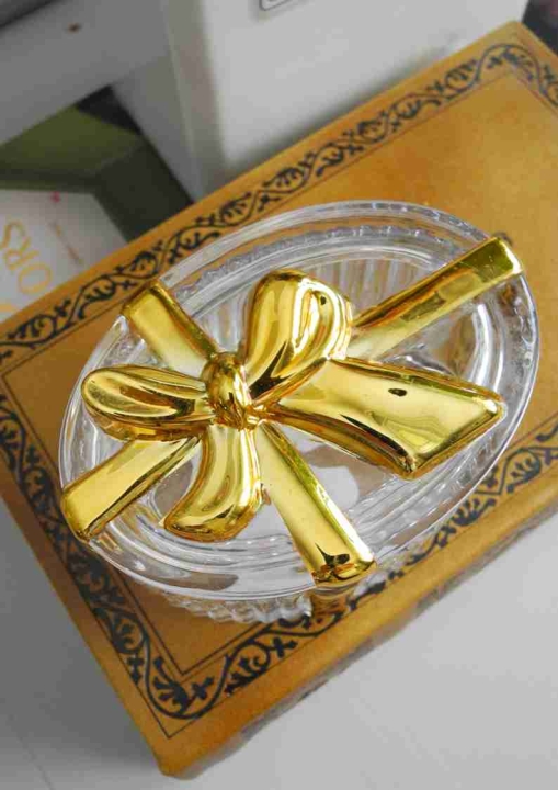 Pojemnik z wieczkiem i złotą dekoracją