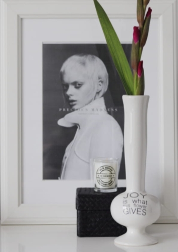 Wysoki wazon z napisem Joy – minimalistyczny design w stylu skandynawskim na komodę lub parapet.