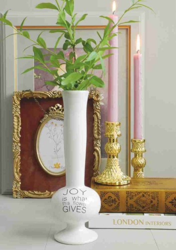 Biały wazon ceramiczny z długą szyjką na pojedyncze kwiaty – nowoczesna dekoracja Joy od Kokonhome.