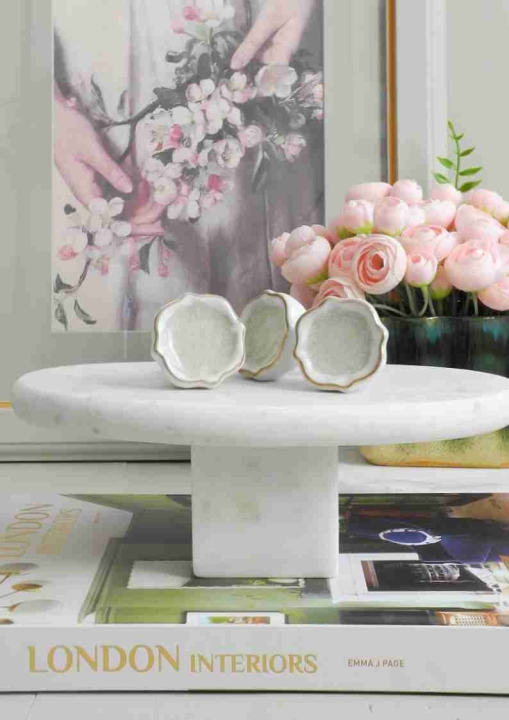 Ceramiczna gałka meblowa LILY – biała z beżowym środkiem i złotą obwódką