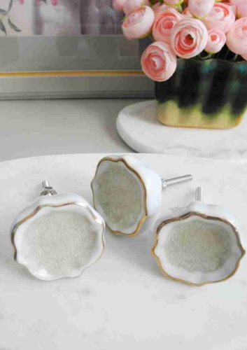 Ozdobna gałka do mebli z ceramiki – styl glamour i klasyka