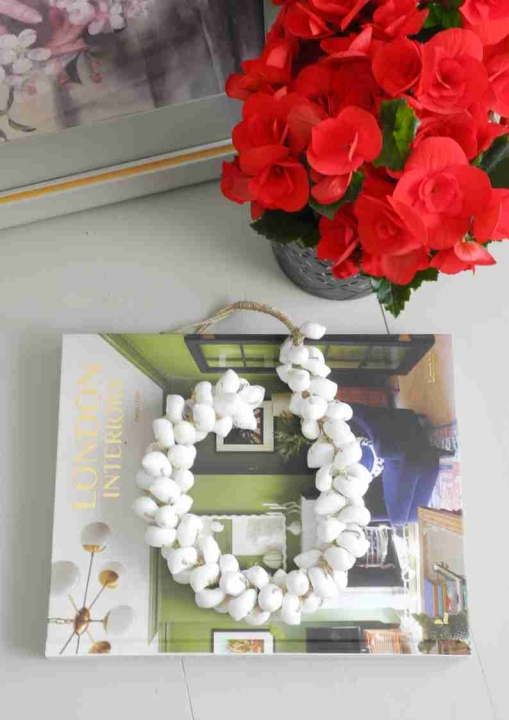 Zawieszka dekoracyjna z białych muszli