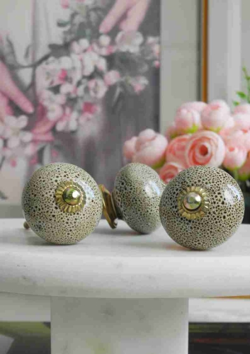 Piaskowa gałka meblowa z brązowym nakrapianiem – styl naturalny