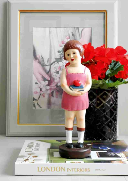 Figurka dekoracyjna dziewczynka