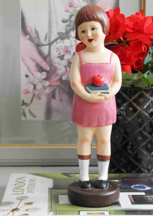 Figurka dziewczynki w stylu retro