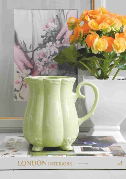 Ceramiczny dzbanek w kolorze zielonym