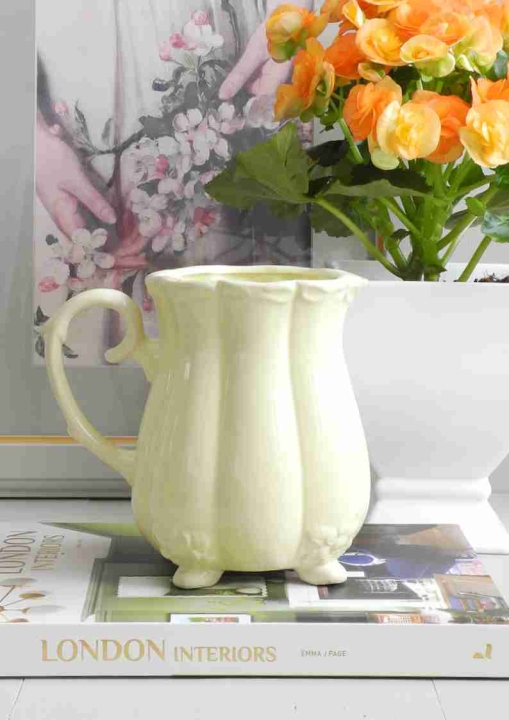 Ceramiczny dzbanek  w kolorze żółtym