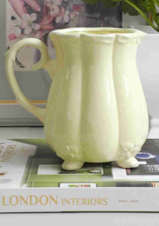 Dzbanek z ceramiki w kolorze wanilii