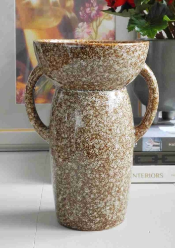 Wazon z uchwytami brązowa nakrapiana ceramika