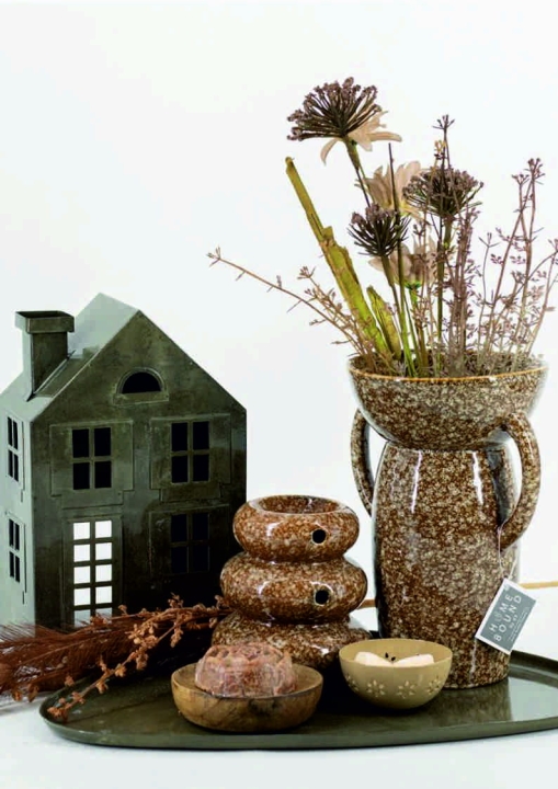 Wysoki wazon z uszami w kolorze brązowym