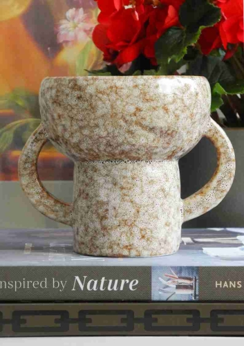 Brązowy ceramiczny wazon z uchwytami