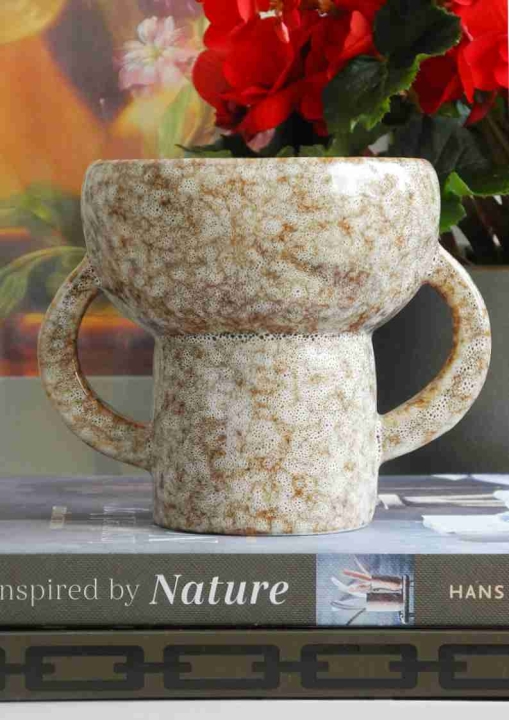 Brązowy ceramiczny wazon z uchwytami