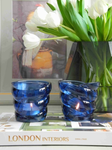 Szklany świecznik na tealight w kolorze niebieskim o spiralnym kształcie