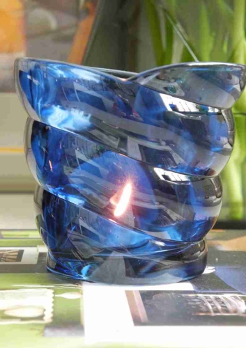 Niebieski świecznik z grubego szkła – dekoracja stołu i komody