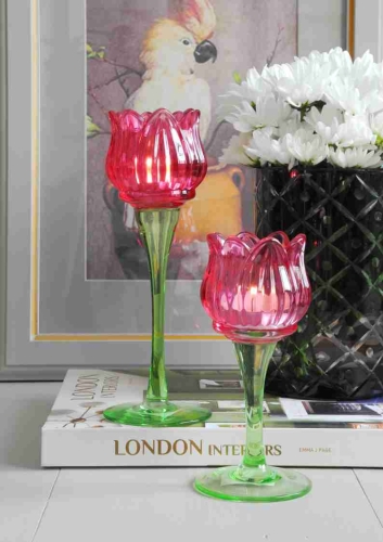 Świeczniki w kształcie różowych tulipanów