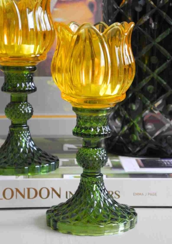 ŻóŁty świecznik w kształcie tulipana