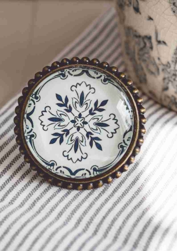 Gałka meblowa ze szklanym środkiem