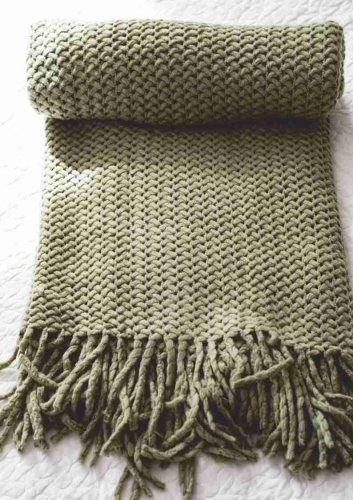 Zielony koc w pleciony wzór