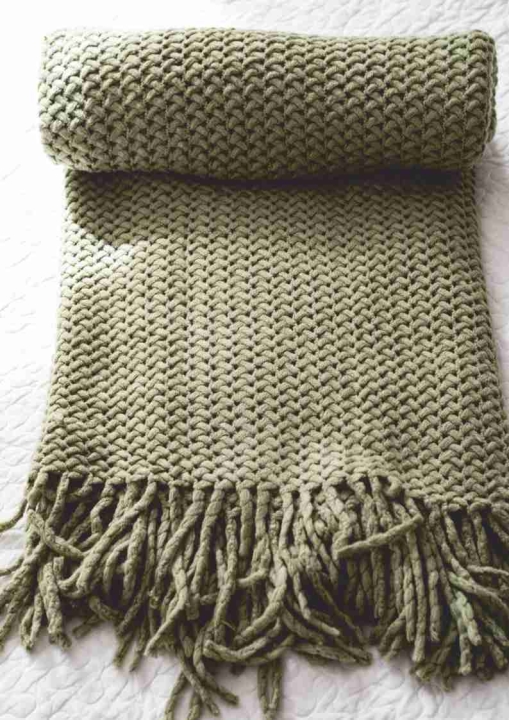 Zielony koc w pleciony wzór
